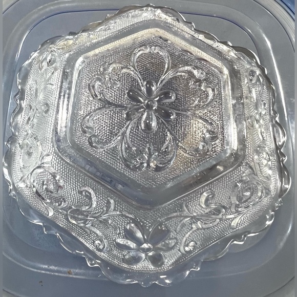 Vintage Indiana Glass Daisy Pattern Pressed Glass small miscellaneous bowl EUC - Picture 6 of 9